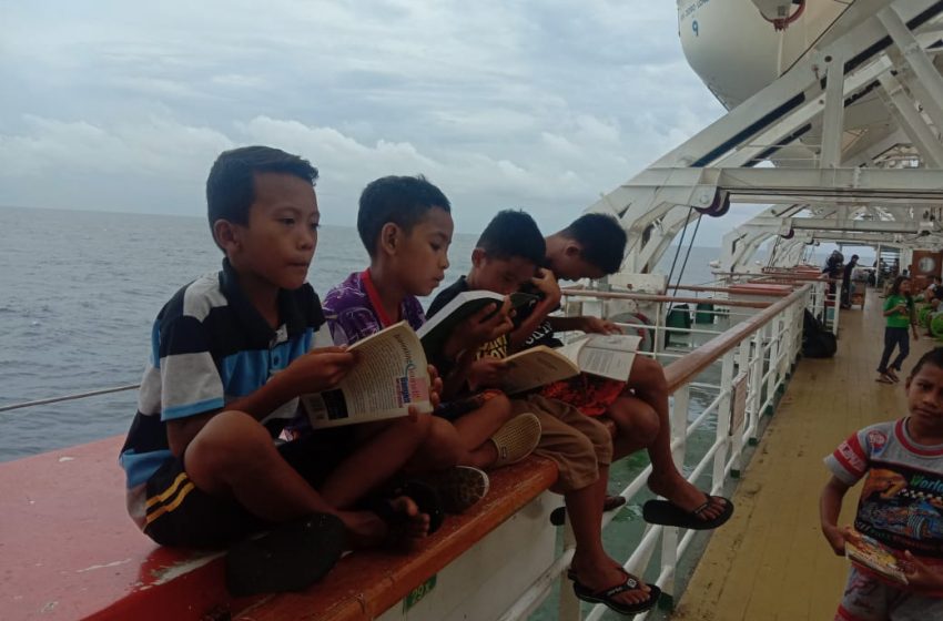  Sepanjang Perjalanan Dari Jogja Menuju Pulau Buru, Pegiat RBK La Ode Alimin membuka Lapak Baca