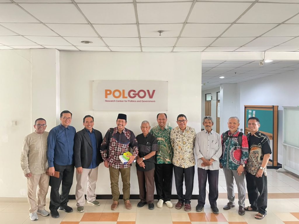 Momen kebersamaan usai ujian tertutup disertasi Dr. David Efendi, M.A. di Departemen Politik dan Pemerintahan (POLGOV) FISIPOL UGM, bersama Promotor Prof. Purwo Santoso, Ketua PP Muhammadiyah Busyro Muqoddas, Ketua LHKP PP Muhammadiyah Prof. Ridho Al-Hamdi, Ketua Majelis Hukum dan HAM PP Muhammadiyah Trisno Raharjo, serta jajaran pimpinan Muhammadiyah.